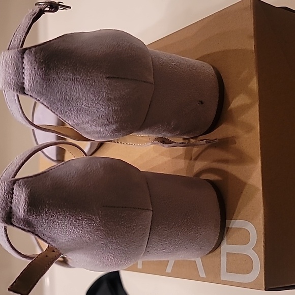 Womens sandles - Picture 4 of 5